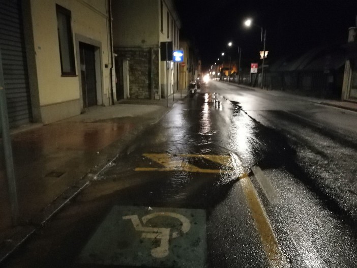 Imperia: grossa perdita d'acqua in via Garessio, interverrà l'escavatore per determinare l'entità del danno