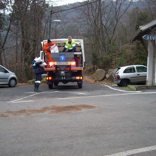 Sanremo: ghiaccio e neve, la protezione civile impegnata nello spargimento del sale