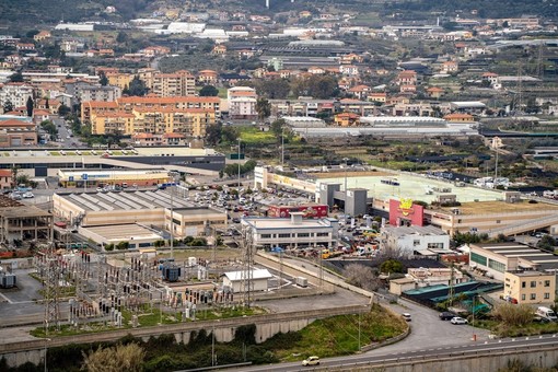 Allarme truffa al parcheggio del centro commerciale di Taggia: nessuna denuncia, ma l’avviso diventa virale sui social