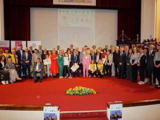 Il palco del Teatro del Casinò di Sanremo ospita gli studenti premiati ed i Lions che hanno dato vita alla V edizione del PLL dedicato a Italo Calvino