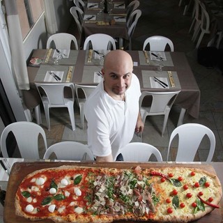 La Pizza a Metro la trovate a Ventimiglia solo alla Pizzeria Due Palme. Aumentata la scelta sugli impasti di qualità