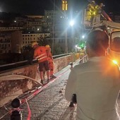 Ventimiglia, causano danni sul ponte Doria: rimossi i pali del filobus (Foto)