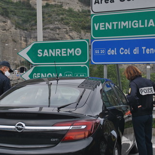 Ventimiglia, la polizia di frontiera arresta un passeur indiano che trasportava quattro clandestini (foto)
