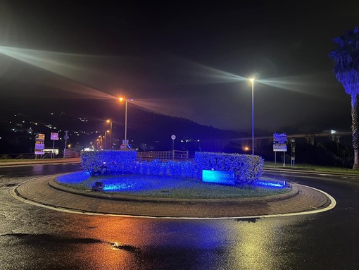 Camporosso celebra la Giornata internazionale della dislessia, il ponte dell’Amicizia si illumina di turchese