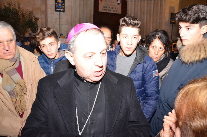 Sanremo: le famiglie di Coldirodi chiedono a gran voce al Vescovo di non mandare via Don Traetta, la protesta in piazza San Siro