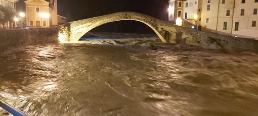 Dolceacqua: è esondato il Nervia nel parcheggio San Filippo, situazione al momento sotto controllo (Foto e video)