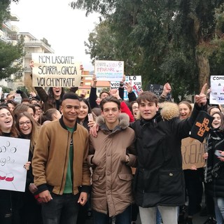 Aule troppo fredde al Liceo Aprosio di Ventimiglia: oltre 300 studenti per l'annunciata protesta (Foto e Video)