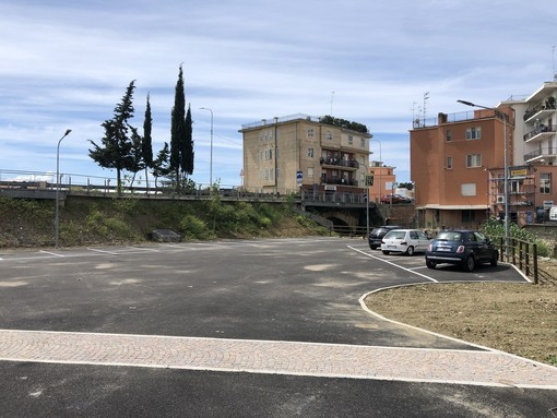 Riva Ligure: ultimato il posteggio nella zona delle case popolari, predisposto il collegamento con il sottopasso (Foto)