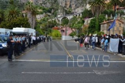 Ventimiglia: manifestazione dei profughi al confine, &quot;O ci fate entrare in Francia o ci buttiamo in mare&quot;