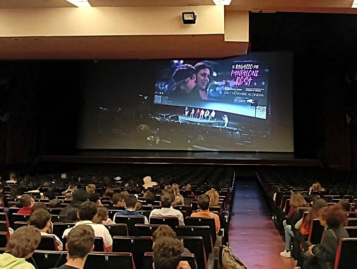 Gli studenti del 'Colombo' di Sanremo all'anteprima nazionale del film “Il ragazzo dai pantaloni rosa&quot;