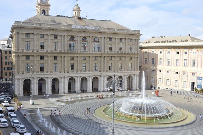 Il ‘campo largo’ ligure alla prova della piazza, a Genova arrivano Schlein, Conte, Bonelli e Fratoianni: “Toti tiene la regione ai domiciliari”