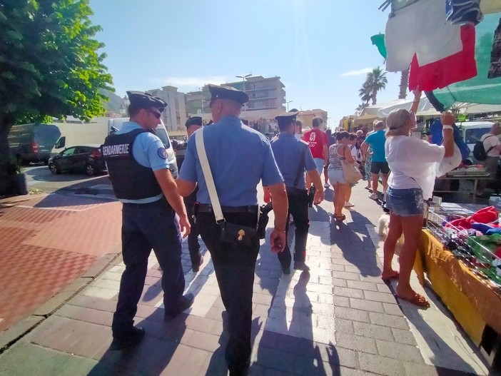 Carabinieri e Gendarmerie Nationale francese, pattuglie miste anche a al mercato di Ventimiglia