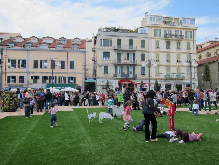 Sanremo: politici alla manifestazione in piazza Colombo, la secca risposta del PRC alla lettrice Loretta