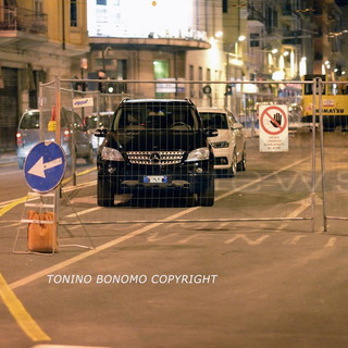 Sanremo: parcheggio 'creativo' in piazza Colombo nonostante le transenne. Ma come hanno fatto?
