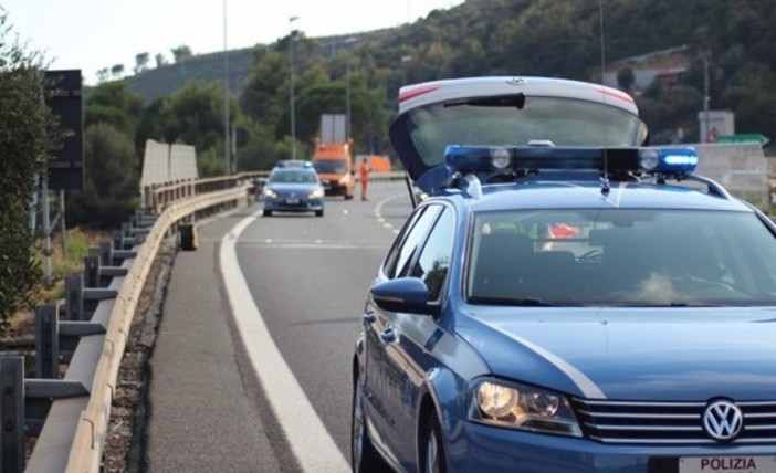 Documenti falsi, imprenditore arrestato dalla Polizia Stradale al casello autostradale di Sanremo