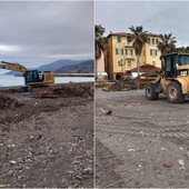 Tronchi e rifiuti sulla spiaggia, ruspe in azione a Ventimiglia (Foto)