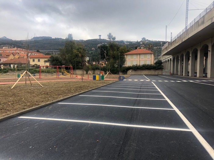 Imperia, in funzione a Castelvecchio una nuova area parcheggio con oltre 180 stalli (foto)