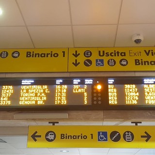 Trenitalia blocca gli aumenti e rimborsa i viaggiatori,  vittoria per i pendolari liguri