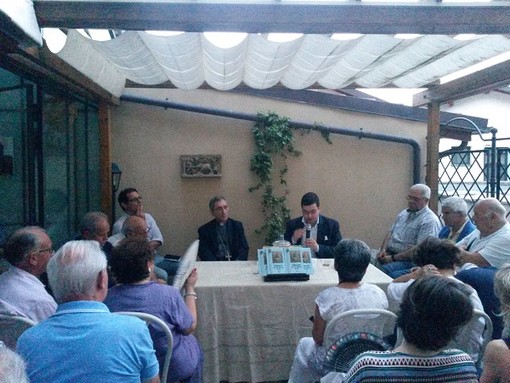 Imperia: grande affluenza di pubblico alla Libreria Ragazzi per la presentazione del libro del Vescovo Coadiutore Guglielmo Borghetti