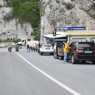 Ventimiglia: riaperta anche la frontiera di Ponte San Luigi, lunghe code dei francesi per un pacchetto di 'bionde'