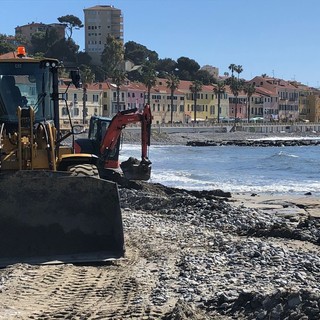 Imperia, ruspe in azione per il ripascimento delle spiagge comunali. Dalla Regione 38 mila euro di fondi per il settore Demanio (foto)