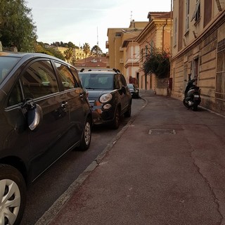 Imperia: raid vandalico nella notte in viale Matteotti. Divelti circa 20 specchietti dalle auto parcheggiate