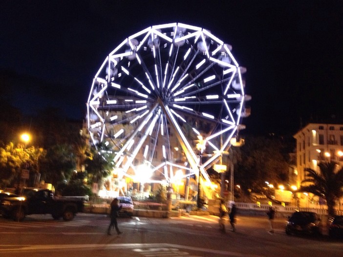 Sanremo: sul lungomare accanto alla ciclabile, ha preso vita la ruota panoramica gigante