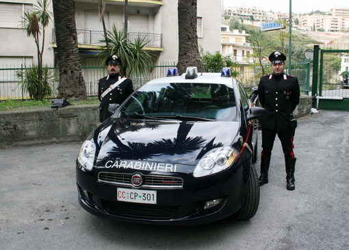 Sanremo: pusher vede i Carabinieri e preso dal panico ingerisce della droga