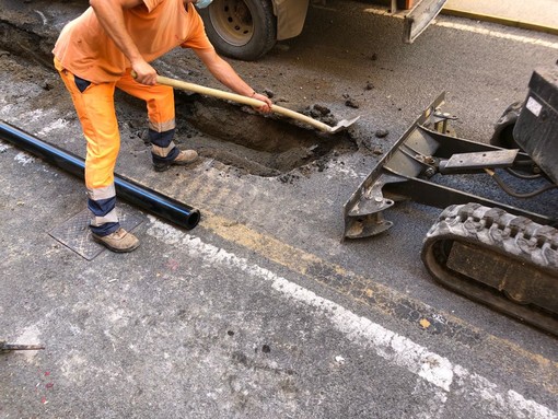 Imperia, ennesimo guasto dell'acquedotto in via Unione, stop all'erogazione dell'acqua (foto)