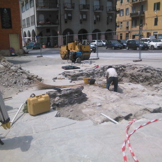 Imperia: scavi archeologici in piazza Bixio, gli operai tranciano i cavi del telefono. Stabilimento I Sogni d'Estate isolato