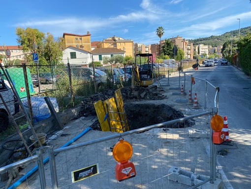 Diano Marina, ennesima rottura dell'acquedotto: dalle 21.30 sospesa l'erogazione in tutto il Golfo dianese (foto)