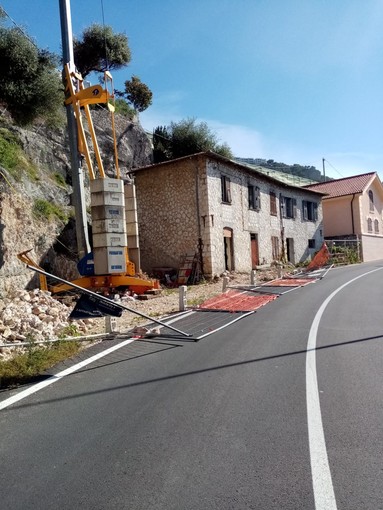 Ventimiglia: il vento abbatte recinzione di un cantiere, illesi alcuni migranti vicini