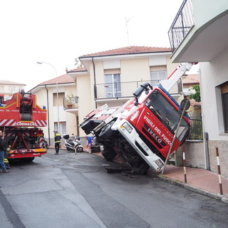 Arma di Taggia: piattaforma dei Vigili del Fuoco rischia di ribaltarsi in via Barborine, per fortuna nessun ferito (Foto e video)