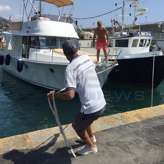 Bordighera: imbarcazione in difficoltà rimasta senza carburante, rimorchiata in porto dalla Guardia Costiera