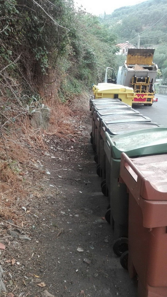 Imperia: rifiuti abbandonati in modo abusivo in via Felice Musso, questa mattina iniziato il lavoro di bonifica