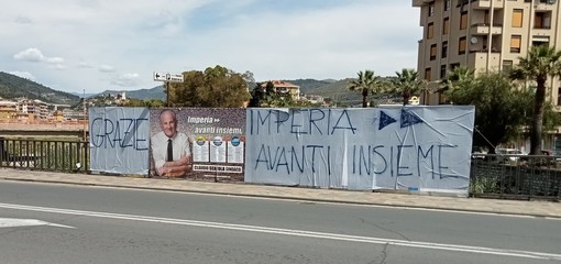 Claudio Scajola rieletto sindaco, il cartello di ringraziamento sul ponte Impero