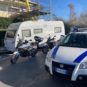 Ventimiglia, rimossa roulotte al Biscione: al suo interno due extracomunitari irregolari (Foto)