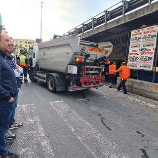 Ventimiglia: chiuso e ripulito il parcheggio sotto il cavalcavia nella zona di via Tenda (Foto e video)