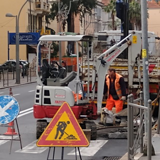 Sanremo, riparazione tombino in corso Cavallotti, il lettore Ivo: &quot;La pubblicazione su Sanremo News ha avuto effetti risolutivi!&quot;