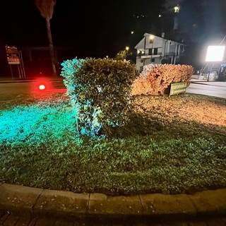 Festa del Tricolore: Camporosso illumina la rotonda del ponte dell’Amicizia di verde, bianco e rosso