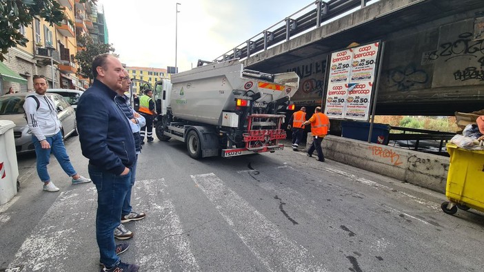 Ventimiglia: chiuso e ripulito il parcheggio sotto il cavalcavia nella zona di via Tenda (Foto e video)