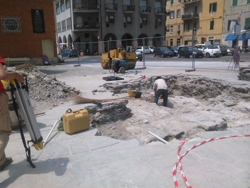 Imperia: scavi archeologici in piazza Bixio, gli operai tranciano i cavi del telefono. Stabilimento I Sogni d'Estate isolato