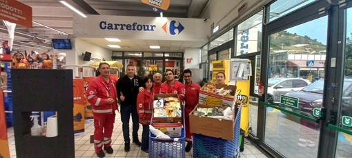 Croce Rossa di Sanremo: grande successo per la raccolta di alimenti all'Iper Carrefour di Taggia (Foto)