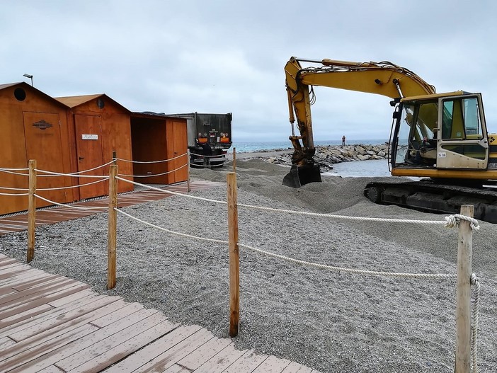 San Bartolomeo al Mare: 1400 tonnellate di ghiaino per il ripascimento delle spiagge libere