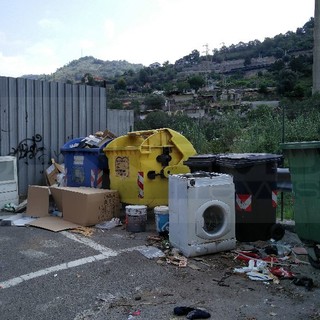 Vallecrosia: rifiuti abbandonati in via Roma all'altezza di via Regione Gurabba, la segnalazione del nostro lettore Stefano