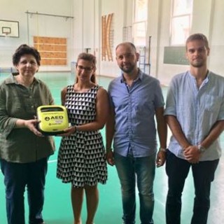 Il Rotaract Club Imperia dona all'Istituto Comprensivo Nazario Sauro un defibrillatore semiautomatico&quot;