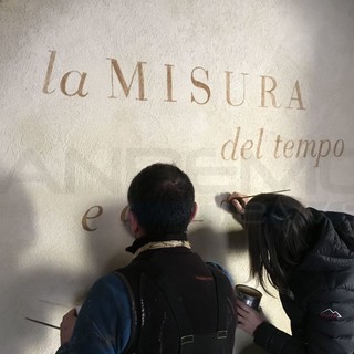 Vallebona: avviato il restauro di antiche scritte e segnaletiche, l'artigiano Diego Lorenzi al lavoro nel centro storico