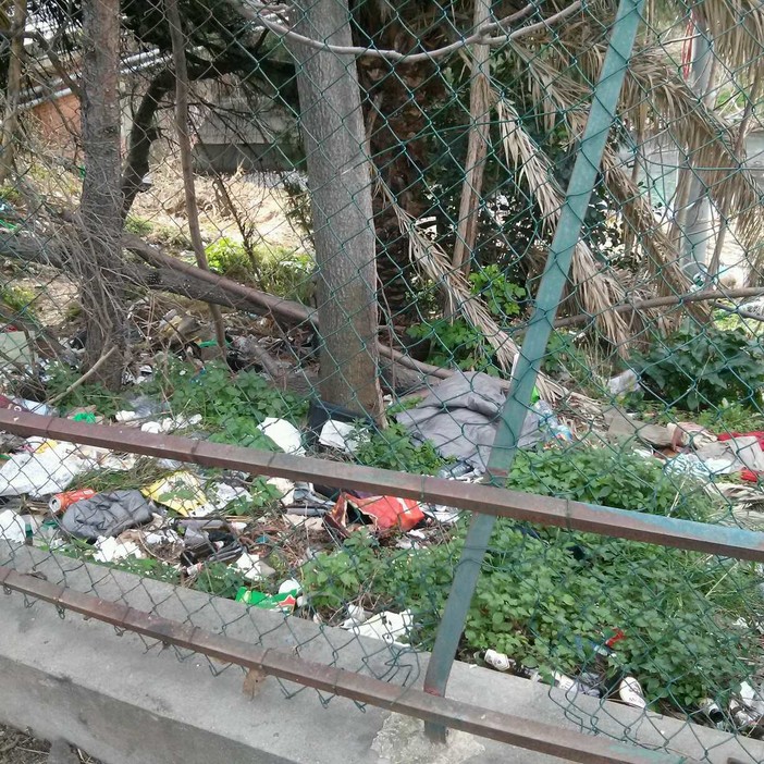 Sanremo: situazione di degrado vicino al Carrefour di Bussana, la segnalazione di un lettore