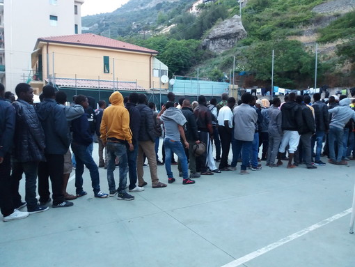 Ventimiglia: cresce il numero dei migranti in transito, 435 i pasti distribuiti dalla Caritas Diocesana, Marmo “In una settimana il passaggio è raddoppiato, situazione impegnativa”