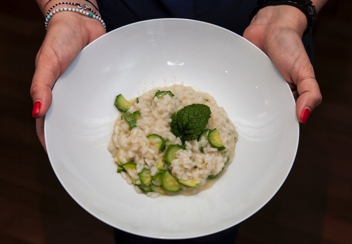 La videoricetta: risotto con gli zucchini profumati alla menta